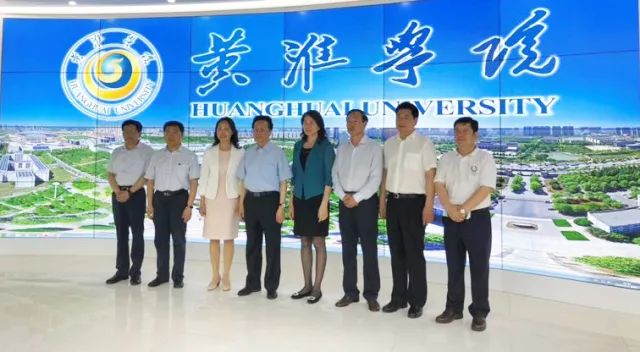 中華職業(yè)教育社理事長(zhǎng)陳昌智、河南省副省長(zhǎng)霍金花一行參觀展廳